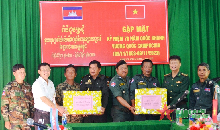 Bộ đội Biên phòng tỉnh Đắk Lắk gặp mặt, tặng quà lực lượng bảo vệ biên giới tỉnh Mondulkiri 